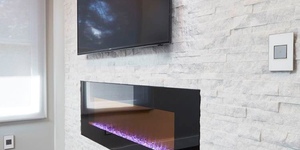 Отделка фасада камина из каменной 3D панели RKS SLATE Кварцит White Quartz Classic фото готового камина (15)