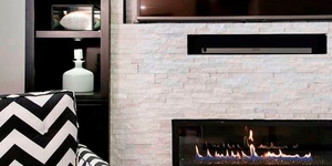 Отделка фасада камина из каменной 3D панели RKS SLATE Кварцит White Quartz Classic фото готового камина (17)