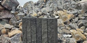 Палисад из известняка RKS SLATE Belgian Black колотый (9)