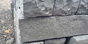 Палисад из известняка RKS SLATE Belgian Black колотый (6)