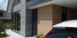Фасадная доска из ДПК Bamberg Natural Lebanese Cedar комбинация с ригельным кирпичом (4)