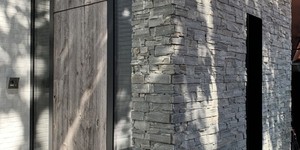 Фасад дома из черного натурального камня 3D панели RKS SLATE Сланец Black Slate Country (9)