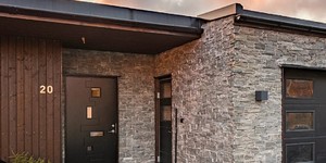 Фасад дома из черного натурального камня 3D панели RKS SLATE Сланец Black Slate Country смотреть фото (1)