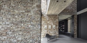 Каменная стена в интерьере из 3D панели RKS SLATE  Кварцит Biege Quartz Country фото интерьера, купить камень с доставкой в РКС Клинкер (9)