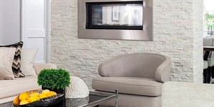 Каменная стена в интерьере фото 3D панели RKS SLATE Кварцит White Quartz Classic купить камень для стен с доставкой (12)