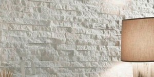Каменная стена в интерьере фото 3D панели RKS SLATE Кварцит White Quartz Classic купить камень для стен с доставкой (19)