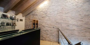 Каменная стена в интерьере фото 3D панели RKS SLATE Кварцит White Quartz Classic купить камень для стен с доставкой (2)