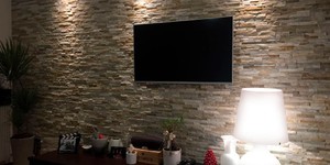Натуральный камень на стене в интерьере 3D панели Beige Slate Classic от RKS SLATE фото гостиной (10)