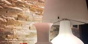 Натуральный камень на стене в интерьере 3D панели Beige Slate Classic от RKS SLATE фото гостиной (9)