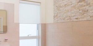 3D панели из натурального камня Кварцит Beige Quartz Classic от бренда  RKS SLATE каменная стена в ванной фото