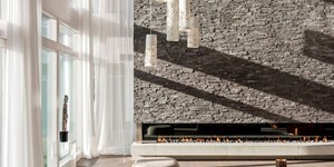 Акцентная стена в гостинной облицованная 3D панелями из натурального камня Кварцит Black Quartz Classic от бренда RKS SLATE посмотреть фото и купить (1)