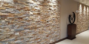 Акцентная стена в гостиной из камня 3D панели RKS SLATE Сланец Beige Slate Classic купить натуральный камень (1)