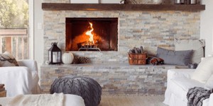 Акцентная стена в гостиной из камня 3D панели RKS SLATE Сланец Beige Slate Classic купить натуральный камень в РКС Клинкер (1)