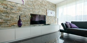 Акцентная стена в гостиной из камня 3D панели RKS SLATE Сланец Beige Slate Classic фото (7)