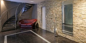 Акцентная стена в гостиной из камня 3D панели RKS SLATE Сланец Beige Slate Classic фото (8)