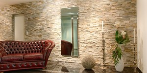 Акцентная стена в гостиной из камня 3D панели RKS SLATE Сланец Beige Slate Classic фото (9)