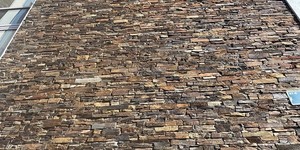 Натуральный камень на стенах дома фото 3D панели RKS SLATE Сланец Cedar Slate Rockface готовый объект фото (1)