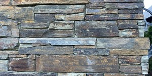 Натуральный камень на стенах дома фото 3D панели RKS SLATE Сланец Cedar Slate Rockface готовый объект фото (4)