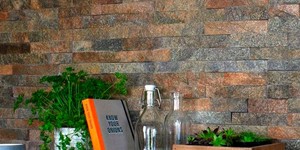 Отделка акцентной стены 3D панелями из камня Кварцит Multi Quartz Classic от бренда RKS SLATE результат на фото (3)