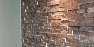 Отделка стены 3D панелью из натурального камня Кварцит Black Quartz Classic от бренда RKS SLATE акцентная стена в интерьере, гостиной, офисе (1)