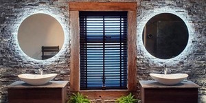 Стена из натурального камня в ванной комнате 3D панели Мрамор RKS Slate Woody Grey Classic фото ремонта (2)
